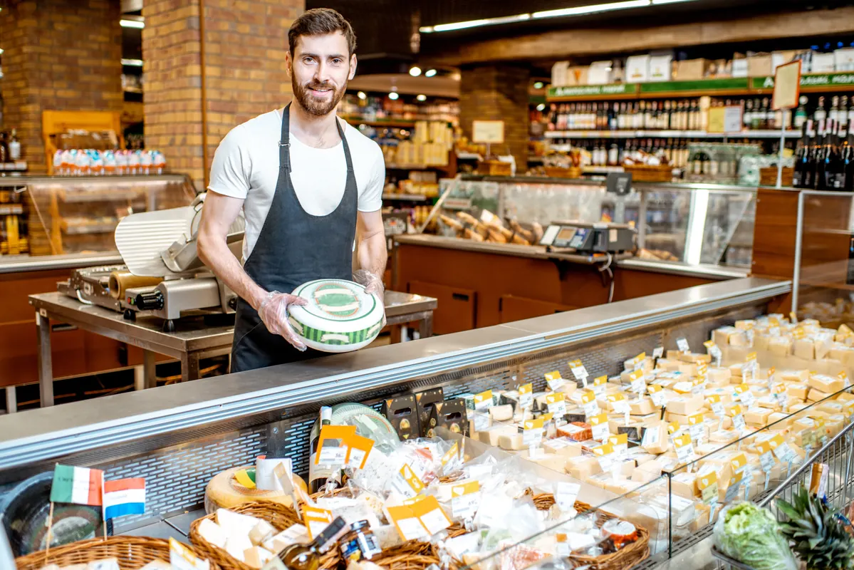 Atención en un mostrador de quesos de una tienda de alimentación