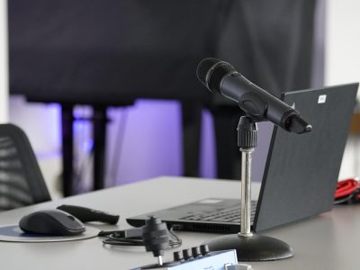 sistema de turnos con pantallas informativas